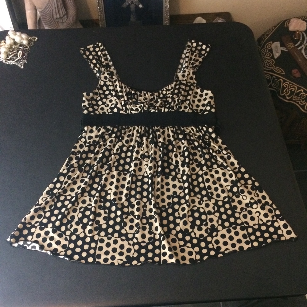 BLACK & CREAM PATTERNED POLKA DOT FLOWY TOP